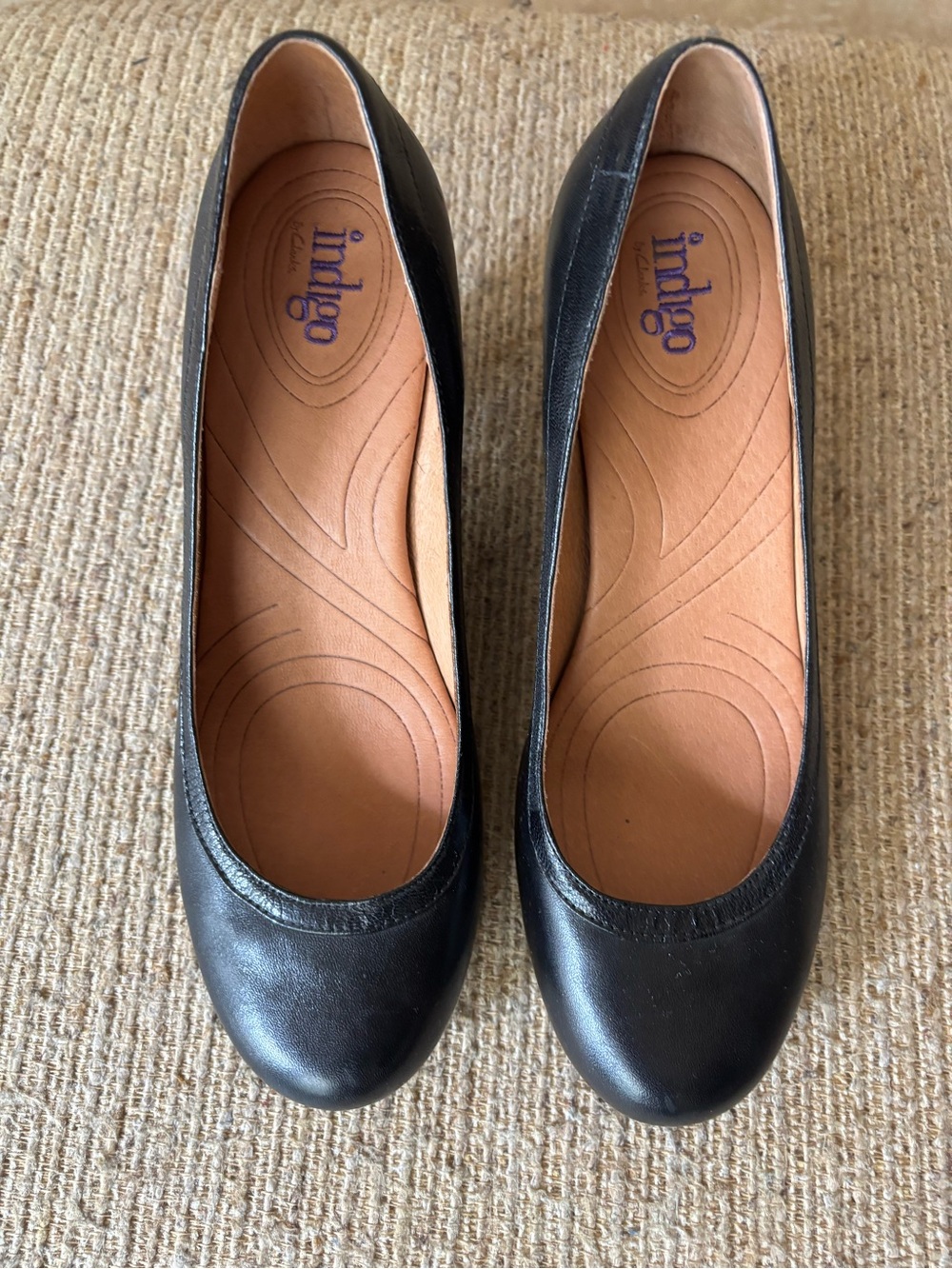 Indigo Black Leather Rounded-Toe Pumps